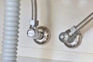 台所（キッチン）で水漏れが発生する原因や放置する影響は？適切な対処法も紹介