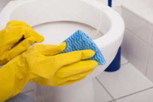 トイレの汚れは自力で解決できるの？掃除と予防法について