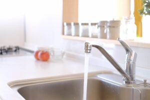 キッチンの排水溝が詰まる原因と対処法を紹介