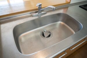 キッチンの排水口が詰まる原因と対処方法について