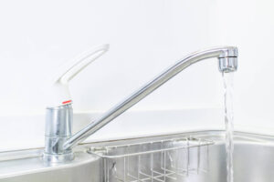 キッチンの排水管から水漏れする原因と対処方法について