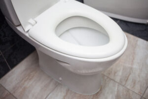 トイレの床から水漏れが発生した際の原因と対処法について