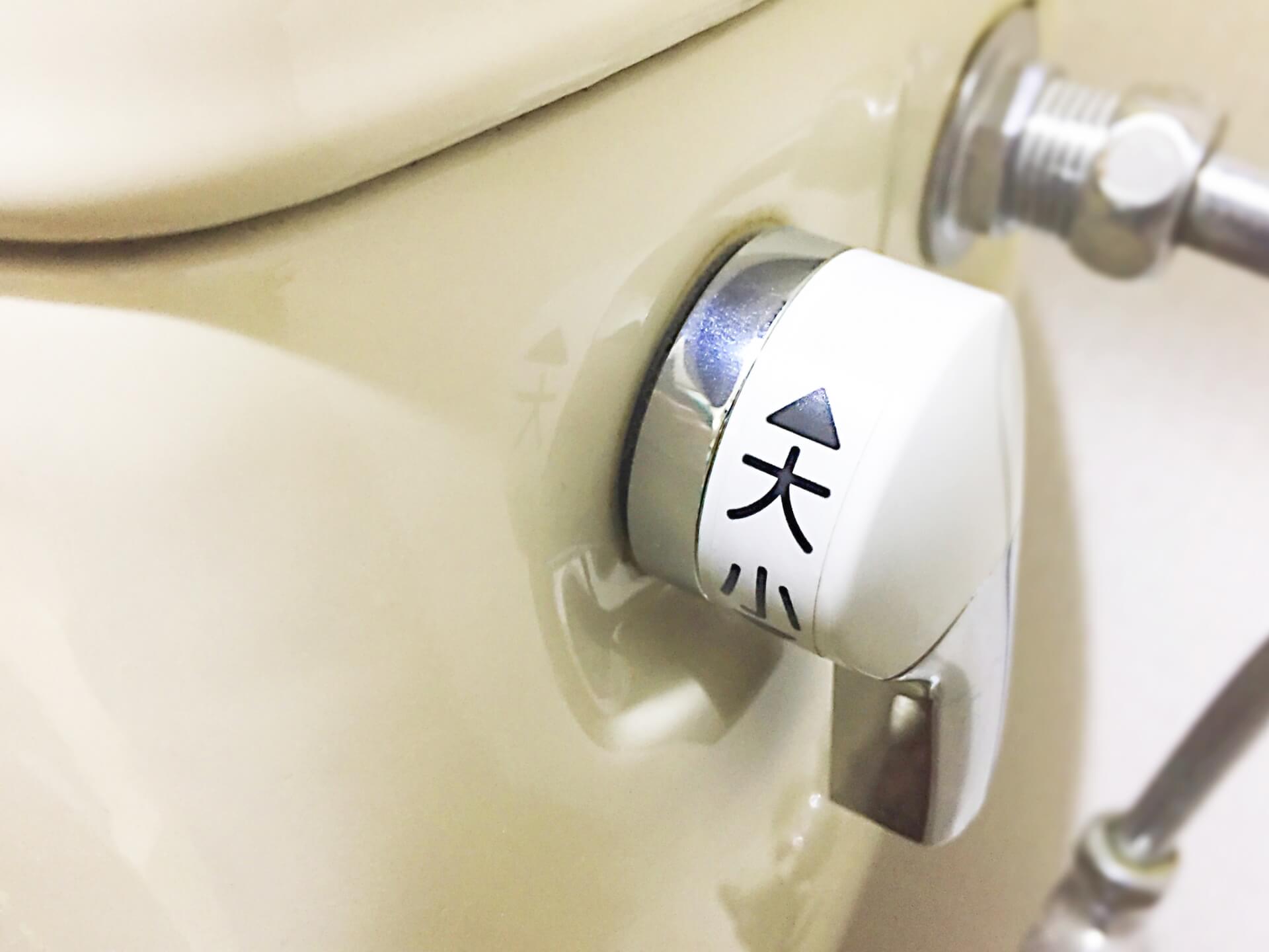 トイレタンクにペットボトルを入れるトイレの節水術、実は全くの
