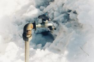 冬場に水が出なくなる？凍結の可能性と危険性を解説！