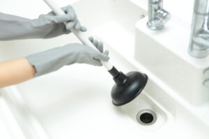 洗面台のつまりをラバーカップで直す方法は？種類や注意点も解説！