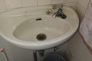 兵庫県芦屋市山手町へトイレ手洗いの水漏れ修理依頼でお伺いいたしました
