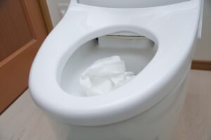 トイレつまりで逆流が発生！原因と今すぐできる対策【水道職人：プロ】