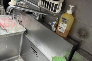 兵庫県西宮市南越木岩町へ台所給水水漏れ修理に伺いました