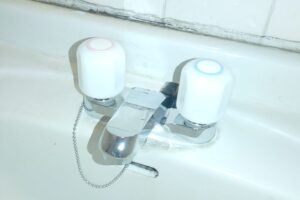 兵庫県赤穂市に洗面蛇口水漏れ調査でお伺いしました。