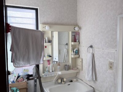 兵庫県神戸市垂水区舞子台に洗面台交換と壁紙交換でお伺いしました