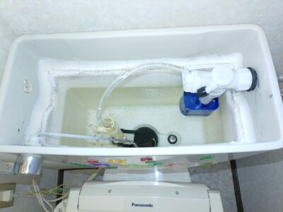 兵庫県川西市南花屋敷へトイレの修理でお伺いさせていただきました。