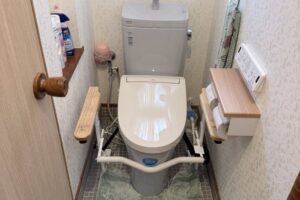 兵庫県神戸市西区桜ヶ丘へシャワートイレの交換作業でお伺いしました。