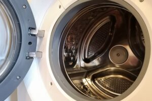 ドラム式洗濯機から水漏れ！応急処置と対処法を解説