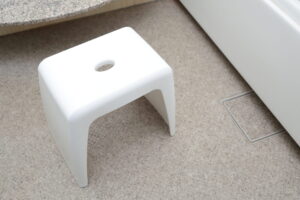 お風呂の椅子に蓄積する汚れの原因と素材に合わせたお手入れ手順【水道職人：公式】
